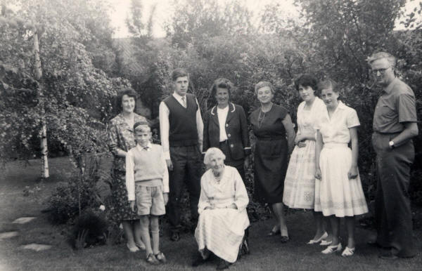 Mary, Robert & Beatrice Pollard, Ruth, Benjamin, Daniel, Julia & Lucy Beck, and Caro Hardie, Chiswick, 1961