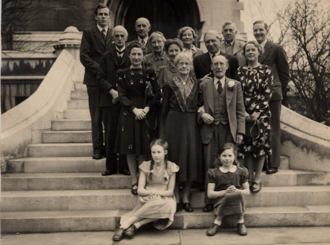 Frank & Mary Pollard, Evelyn & Ernest Weiss, Bertha & Bowes Morrell, and others, on the steps of Crosby Hall, London, 20 March 1948